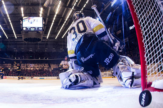 s målvakt Linus Söderström släpper in 3-2 för Brynäs