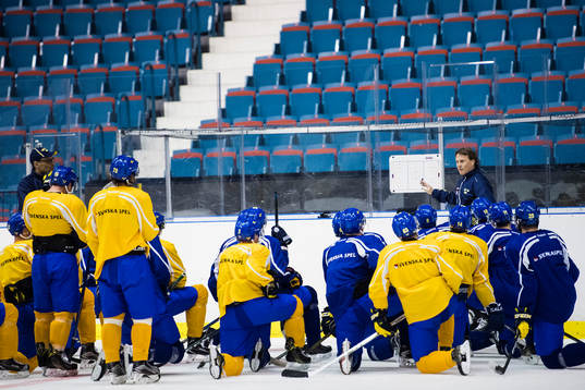 Sveriges spelare lyssnar på instruktioner av assisterande
