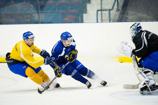 Richard Gynge och Petter Emanuelsson framför målvakt