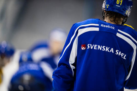 Spelare lyssnar på en genomgång