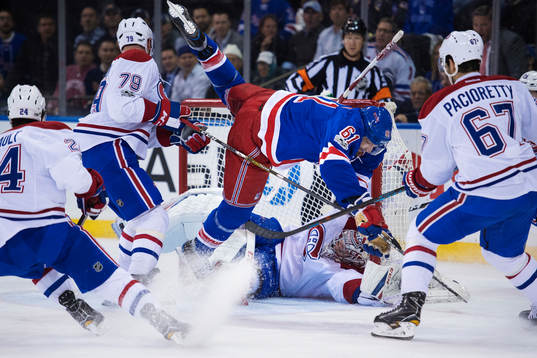 Rangers Rick Nash åker på Canadiens målvakt Carey Price