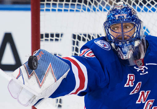 Rangers målvakt Henrik Lundqvist räddar ett skott