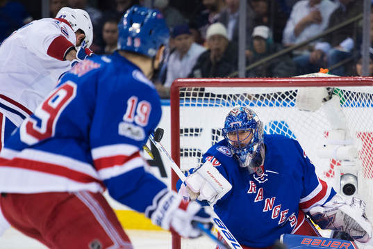 Rangers målvakt Henrik Lundqvist räddar ett skott