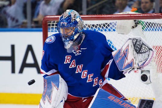 Rangers målvakt Henrik Lundqvist räddar ett skott
