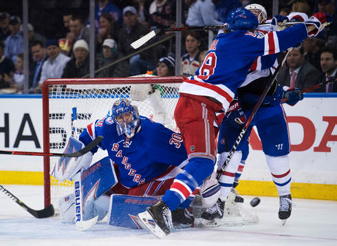 Oroligt framför Rangers målvakt Henrik Lundqvist