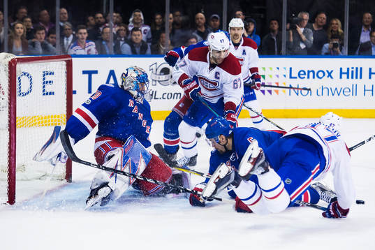 Rangers målvakt Henrik Lundqvist och Dan Girardi utmanas