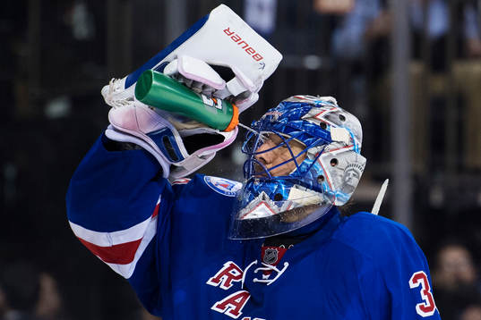 Rangers målvakt Henrik Lundqvist sprutar vatten i ansiktet