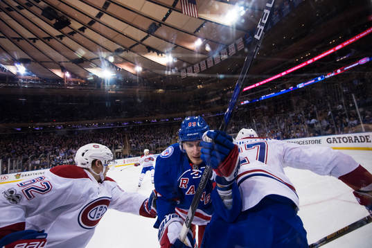Canadiens Artturi Lehkonen och Andreas Martinsen stoppar