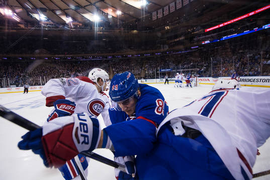 Canadiens Artturi Lehkonen och Andreas Martinsen stoppar