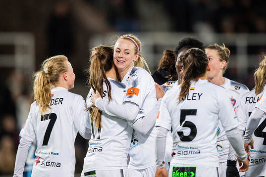 Rosengårds Amanda Ilestedt jublar med Iva Landeka