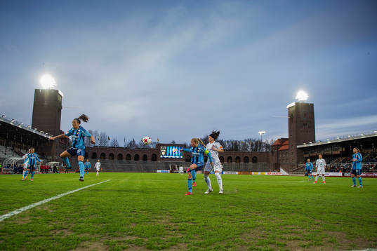 Djurgårdens Hallbera Gisladottir och Mia Jalkerud utmanar