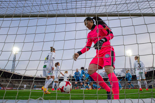 Rosengårds målvakt Zecira Musovic släpper in 1-0 av