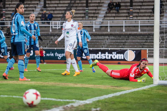 Djurgårdens målvakt Gudbjörg Gunnarsdottir ser bollen