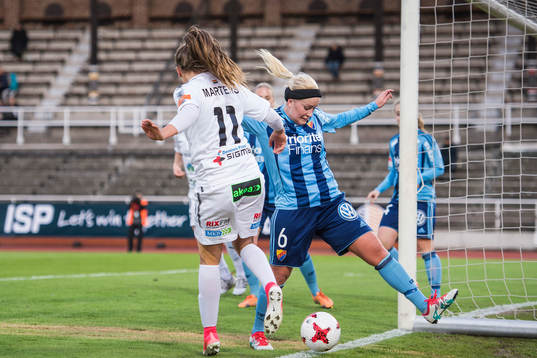 Djurgårdens Annika Kukkonen täcker ut en boll av