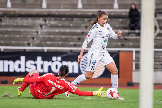 Rosengårds Lieke Martens tar sig förbi Djurgårdens
