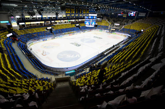 Kinnarps arena utsmyckad med flaggor