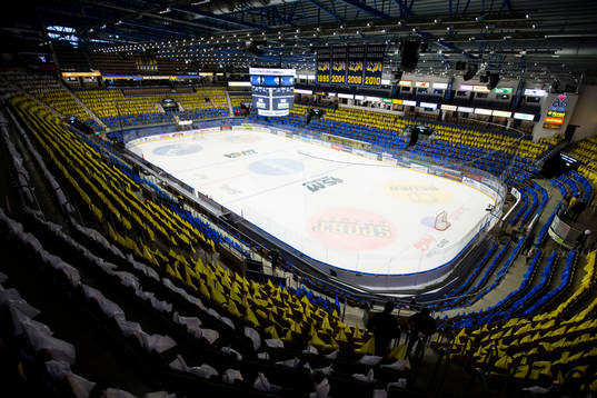 Kinnarps arena utsmyckad med flaggor