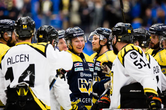 Gruff mellan Brynäs Johan Alcén och Marc Zanetti (h) och