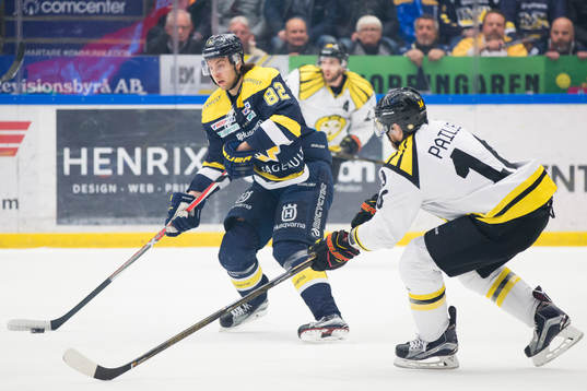 s Kevin Stenlund mot Brynäs Daniel Paille