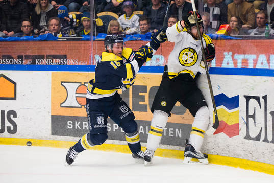 s Filip Sandberg mot Brynäs Daniel Paille