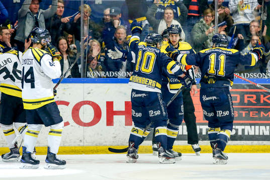 s Kevin Stenlund jublar med lagkamrater