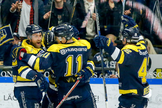 s Kevin Stenlund jublar med lagkamrater
