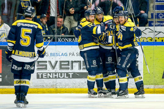 s Kevin Stenlund jublar med lagkamrater