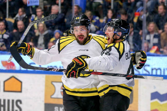 Brynäs Johan Alcén och Jacob Blomqvist jublar