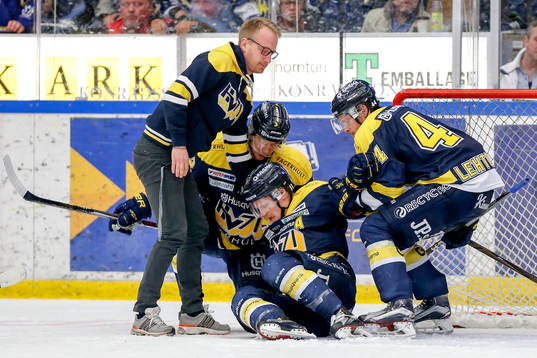 s Simon Önerud får hjälp upp