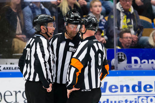 Domarna Linjedomare Henrik Pihlblad, Mikael Nord och Sören