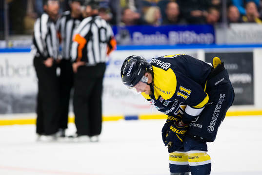 s Simon Önerud lämnar planen