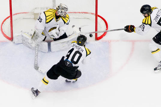 Brynäs målvakt David Rautio, Jesper Jensen och Marc
