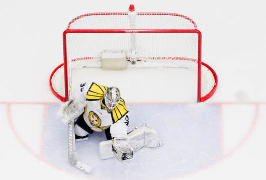 Brynäs målvakt David Rautio blockerar pucken