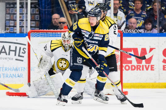 Brynäs målvakt David Rautio fokuserar på pucken