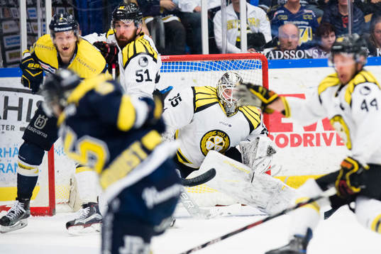 s Adam Almquist skjuter, HV71:s Oscar Sundh