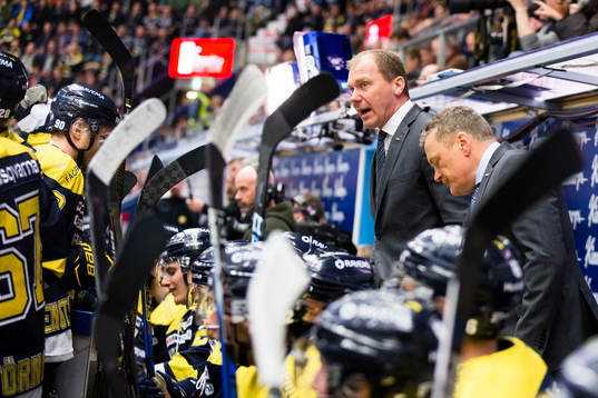 s tränare Johan Lindbom coachar