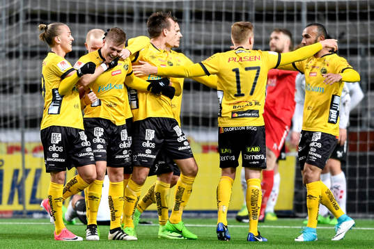 Elfsborgs Joakim Nilsson jublar med lagkamrater
