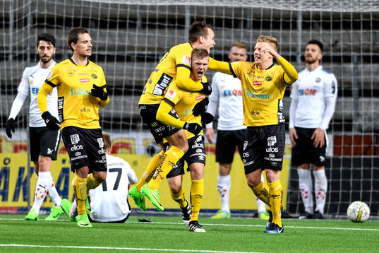 Elfsborgs Joakim Nilsson jublar med lagkamrater