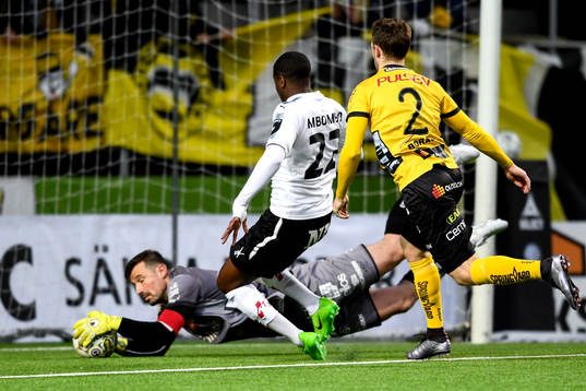 Elfsborgs målvakt Kevin Stuhr Ellegaard räddar ett