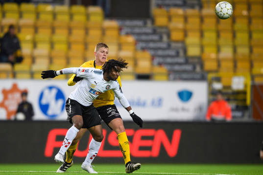 Örebros Kennedy Igboananike och Elfsborgs Joakim Nilsson