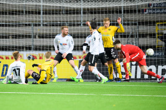 Elfsborgs Joakim Nilsson (rygg mot kameran, sittandes) gör