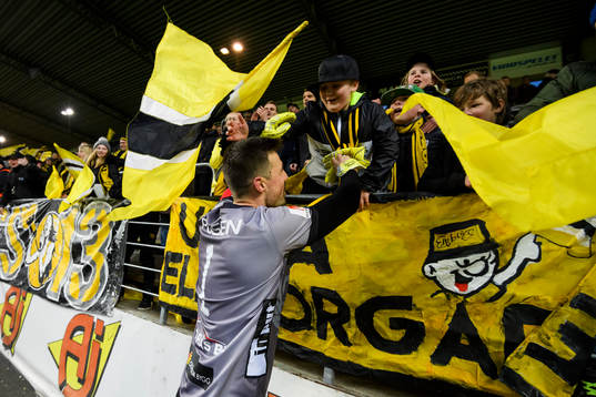 Elfsborgs målvakt Kevin Stuhr Ellegaard hälsar på