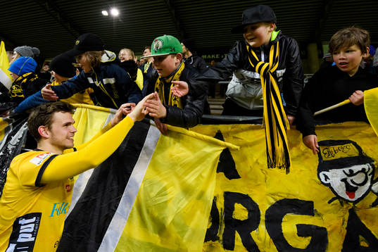 Elfsborgs Jesper Manns hälsar på Elfsborgs unga supportrar