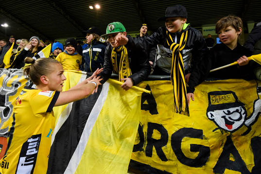 Elfsborgs Jesper Karlsson hälsar på Elfsborgs unga