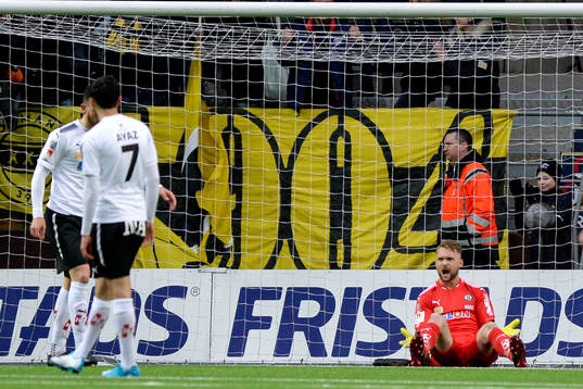 Örebros målvakt Oscar Jansson deppar