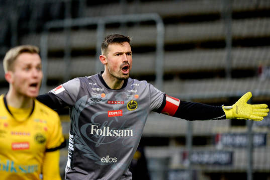 Elfsborgs målvakt Kevin Stuhr Ellegaard reagerar