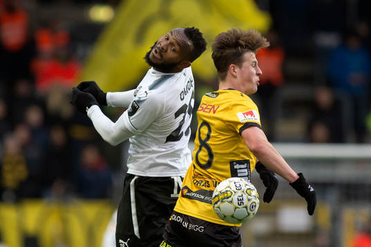 Örebros Michael Junior Omah och Elfsborgs Simon Olsson i