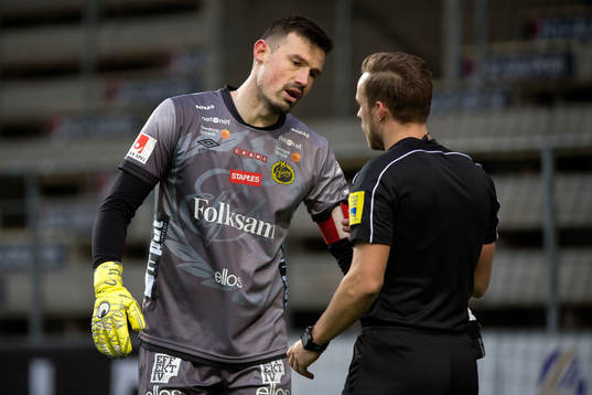 Elfsborgs målvakt Kevin Stuhr Ellegaard diskuterar med