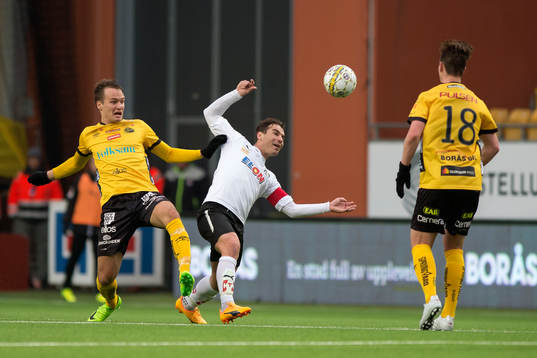 Elfsborgs Viktor Prodell i kamp om bollen med Örebros