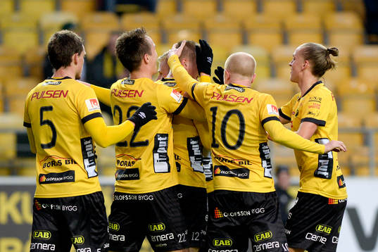 Elfsborgs Joakim Nilsson jublar med lagkamrater